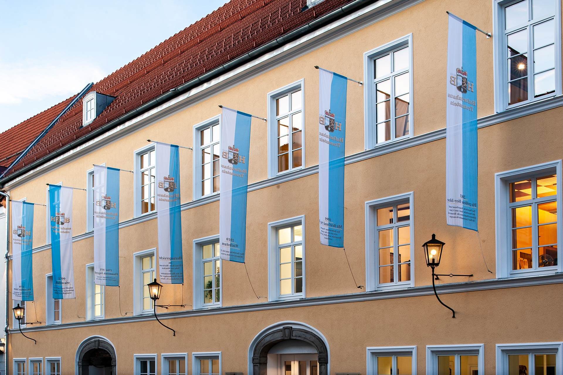 hofbraeuhaus-traunstein-aussenansicht-hofgasse