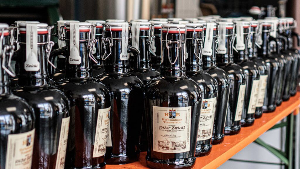 Nur beim Gassenverkauf: Unser Zwickl in der Siphonflasche
