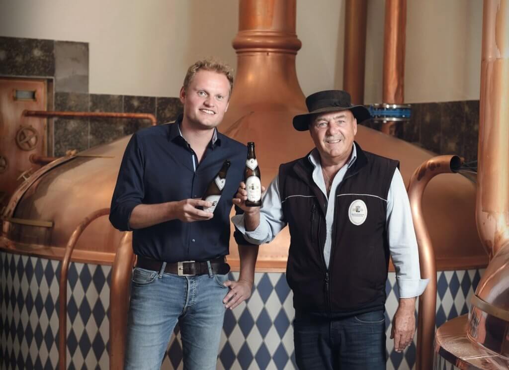 Die Braumeister Matthias Sailer und Nik Mayrshofer arbeiten für absolute Bierqualität.