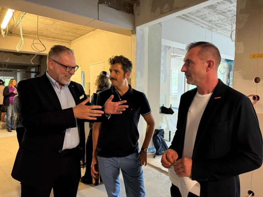 Landrat Andreas Danzer beim Baustellenkonzert.